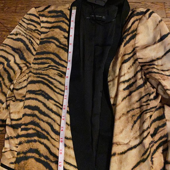 Zara, BN Beautiful Silk Tiger Print Blazer, Size L - Picture 7 of 11